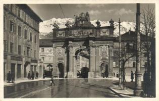 Innsbruck, Tirumpfpforte / tirumphal arch, tram