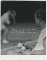 cca 1975 Zsigri Oszkár (1933-?): Teniszpályán, feliratozott vintage fotóművészeti alkotás, 22x18 cm