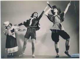 cca 1935 Leichtner Erzsébet vintage fotója Szentpál Olga tánccsoportjának tagjairól, matricával jelzett, 17x23 cm