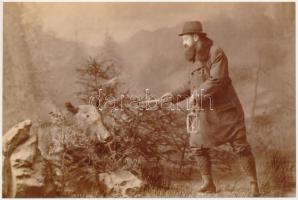cca 1900 Vakmerő vadász egy brassói fényképész műtermében, korabeli vintage fotó modern műtárgy másolata, 11x16 cm