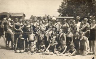 Siófok, fürdőzők csoportképe a strandon, Blacho Etelka fényképész, photo (EK)