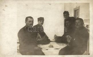 Magyar kártyázó katonák / WWI Hungarian soldiers playing card game, photo (EK)