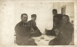 Magyar kártyázó katonák / WWI Hungarian soldiers playing card game, photo (EK)