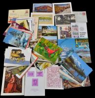 ~110 db MODERN képeslap és üdvözlőlap, városképes és motívum lapok vegyesen, műanyag dobozban / ~110...