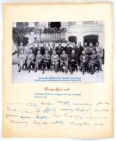 1935 Helikoni közösség néven ismert a romániai magyar írók és költők szabad íróközössége, amelynek fóruma az 1926 és 1944 között, évente egyszer, báró Kemény János névre szóló meghívására összeülő marosvécsi találkozó volt. Az 1935. évi találkozó emlékére készült az alábbi fényképes, és nyomdai aláírást tartalmazó emléklap, melyet elküldtek az Erdélyi Helikon magyarországi barátainak. Az emléklap összesen 24db aláírást tartalmaz, sorrendben: Kovács László, Bánffy Miklós, Dsida Jenő, Kemény János, Karácsony Benő, Járosi Andor, Tamási Áron, Moldován Gergely, Nyírő József, Ormos Iván, Kiss Jenő, Endre Károly, Szemlér Ferenc, Molter Károly, Kacsó Sándor, Ligeti Ernő, Szántó György, Makkai Sándor, Tavaszy Sándor, Maksay Albert, Kós Károly, Lakatos Imre, Kádár Imre. Jó állapotban. 35x29 cm