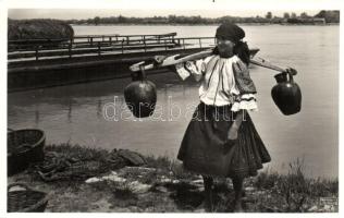 Mohács, Vízhordó asszony, a jellegzetes mohácsi kőkorsókkal, kiadja Pollák Róbert / water carrying woman with distinct stone jugs, Hungarian folklore from Mohács