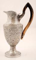 Ezüst (Ag.) kiöntő, vésett díszítéssel, pácolt fa füllel, kopott, apró horpadással, jelzett, bruttó: 244 g, m:22 cm