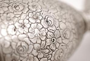 Ezüst (Ag.) kiöntő, vésett díszítéssel, pácolt fa füllel, kopott, apró horpadással, jelzett, bruttó:...