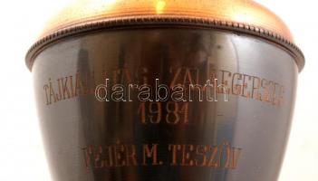 2 db vörösréz díszváza, gravírozott felirattal("Az 1984. évi üzemegészségügyi verseny", &q...