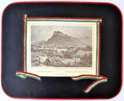 1856-64 Ludwig Rohbock: Szepesvár és Váralia - Zipser Schloss und Kirchdorf. Acélmetszet, erős lenyomat. Eredetileg Hunfalvy-Rohbock: Magyarország és Erdély Eredeti képekben c. könyvének mellékleteként jelent meg. Sötét tablóra ragasztva, nemzeti színű szalaggal körülkötve. Falra akasztható. cca 20x15cm-es kép, 33x25,5cm-es tablón.