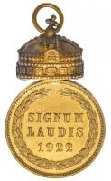 1922. "Magyar Koronás Bronzérem" aranyozott bronz kitüntetés mellszalag nélkül, tokban T:2...