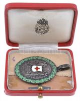 1914. "A Vörös Kereszt Ezüst Díszérme hadidíszítménnyel" jelzett zománcozott Ag kitüntetés...