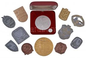 Ausztria 12db-os jelvény és érem tétel, benne "25, 45 Jahre im Dienste der Volkswirtschaft", "9. Panzer Division Badgastein", "Soldatentreffen St. Thomas/Bl", "13. Treffen St. Pölten", "22. Div. Treffen Ybbs-Donau" T:1,1-,2 Austria 12pcs of badges, medallions, between them "25, 45 Jahre im Dienste der Volkswirtschaft", "9. Panzer Division Badgastein", "Soldatentreffen St. Thomas/Bl", "13. Treffen St. Pölten", "22. Div. Treffen Ybbs-Donau" C:UNC,AU,XF