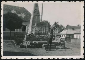 cca 1930 Katona Nagy-Magyarországnak emléket állító emlékmű és országzászló előtt, 6x9 cm