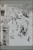 cca 1960 Budapest, Blaha Lujza tér, Villamosok és autóbusz a közlekedési forgatagban, utólagos nagyítás, 15x10 cm