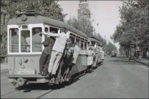 cca 1960 Budapest, A 67-es villamos lépcsőjén utazók, utólagos nagyítás, 10x15 cm