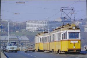 cca 1970 Budapest, A 4-es villamos a Margit hídon, utólagos nagyítás, 10x15 cm