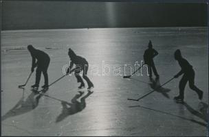 Vida András: Jégkorongozók a Balatonon, pecséttel jelzett, feliratozott fotó, 12x18 cm