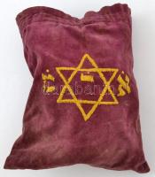 cca 1920 Fejre és kézre való tefilin, azaz zsidó  bőr imaszíjak dobozkákkal. A dobozok fából vannak,...