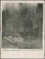 1956 Meglincselt  Á.V.H.-ás  holteste, feliratozott fotó Budapestről, 24x18cm