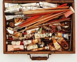 Egy doboz  olaj és tempera festék, hozzá ecsetekkel. Fa bőröndben