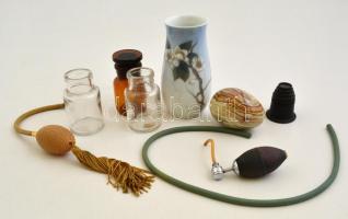 Kis bolha tétel: gyógyszertári üvegcsék, nagyító, kölni pumpa, kő tojás, porcelán váza