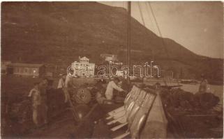 Torpedóhajó fedélzete, osztrák-magyar tengerészek Polában / torpedo einführen; K.u.K. navy, torpedo on board, photo