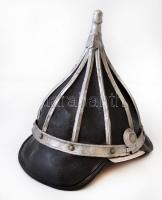 cca 1930 Zrinyi lovasrendőr sisak, hozzávaló címerrel, jó állapotban, bőr-fém, 28×22 cm, m:28 cm / O...