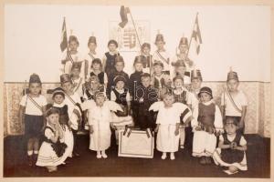 cca 1922-1930 Kisgyermekek szabadságharcos(irredenta) jelmezben Nagy-Magyarország térképe körül, kar...