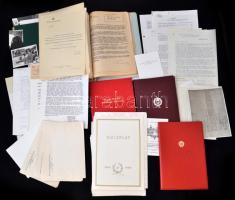 Egy magyar katona hagyatéka, az úgynevezett 6. hadosztály tagja, okmányok, kitüntetés adományozó okiratok(48-as Díszérem Farkas Mihály aláírásával, Magyar Népköztársasági Érdemérem Arany fokozat, Független Demokratikus Magyarországért Emlékérem Magyar Köztársasági Érdemérem Arany fokozata, Dinnyés Lajos miniszterelnök sk. aláírt. Horn Gyula aláírásával Nemzeti ellenállásért emléklap Honvédelemért Kitüntető Cím II. osztálya Keleti György aláírásával Munka Érdemrend Arany fokozata Munka Érdemrend Bronz fokozata és Felszabadulási Jubileumi Emlékérem kitüntetések), fényképek, 1956 utáni levelezések, stb.