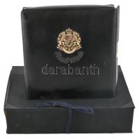 "Nummis Mundi" feliratú nagy fekete műbőr, lezárható gyűrűs album berakólapok nélkül, hasz...