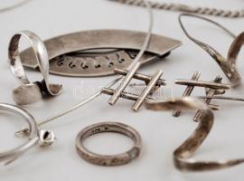 Vegyes ezüst (Ag.) tétel: fülbevalók, gyűrűk, nyakláncok, némelyik kő berakással, egy részük jelzett...