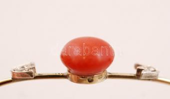 cca 1910 arany (Au) 14 K karperec korall lencsével és 2 db gyémánttal, jelzett, bruttó:5,8 g, 6,5×5,...