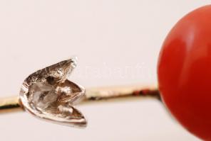 cca 1910 arany (Au) 14 K karperec korall lencsével és 2 db gyémánttal, jelzett, bruttó:5,8 g, 6,5×5,...