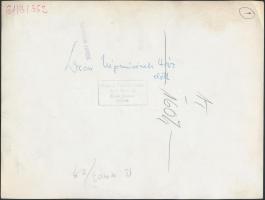 cca 1961 A decsi Népművészeti ház előtt. Bojár Sándor felvétele. Sajtófotó, hátoldalán pecséttel jel...