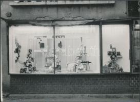 cca 1970 Óra-Ékszer üzlet és kirakata, márkás órákkal. Egy fotó pecséttel jelzett. Összesen 3 db. 18...