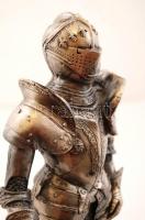 Páncélos harcos, festett műgyanta szobor, m: 36 cm