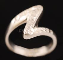 Ezüst(Ag) gyűrű, jelzett, méret: 51, nettó: 2,5 g