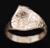 Ezüst(Ag) gyűrű, jelzett, méret: 50, nettó: 2,6 g