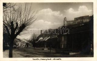 Trencsén, Trencin; Masaryk utca, vár, Mihalicek üzlete / street, castle, shops