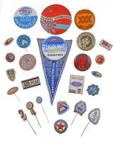 25db vegyes magyar és külföldi szocialista kitűző, jelvény, kitüntetés, közte "Váci Közgazdasági Technikum" zománcozott fém jelvény, "Szocialista Brigád" zománcozott fém jelvény  T:2,2-