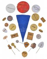 25db vegyes magyar és külföldi szocialista kitűző, jelvény, kitüntetés, közte "Váci Közgazdaság...