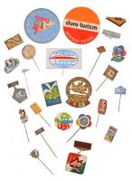 25db vegyes magyar és külföldi szocialista kitűző, jelvény, közte "Farkashegy" zománcozott fém turistajelvény, "Tisza II. KISZ Védnökség" zománcozott fém jelvény T:2,2-