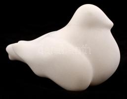 Héra József (1976- ): Fészkelő galamb, fehér márvány, jelzett, m: 13,5 cm, h:20 cm