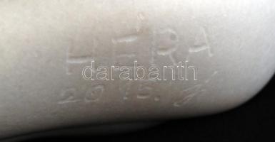 Héra József (1976- ): Fészkelő galamb, fehér márvány, jelzett, m: 13,5 cm, h:20 cm