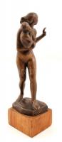 Dabóczi Mihály (1905-1980): Menekülő anya a gyermekével. Bronz, jelzett, fa talapzaton, m:16 cm