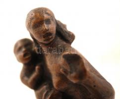 Dabóczi Mihály (1905-1980): Menekülő anya a gyermekével. Bronz, jelzett, fa talapzaton, m:16 cm