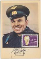 1962 Jurij Alekszejevics Gagarin (1934-1968) előnyomott aláírása az őt ábrázoló fotón / Printed signature