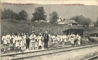 Huculi przy pracy ziemnej / Hucul földmunkások, vasúti sín / Hucul workers, railway track, folklore (EK)