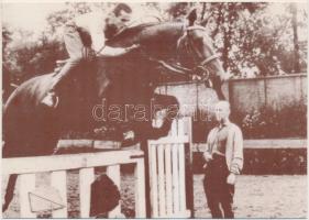 Császári Attila, a Magyar Olimpiai Bizottság alelnökének aláírása a Balczó Andrást ábrázoló képeslap...